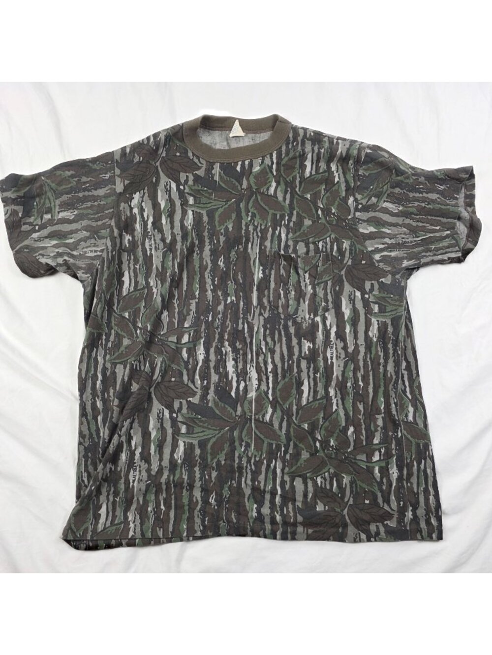Vintage Realtree Mens Size XL Green Camo Pocket T Shirt Made in USA Bark Tree